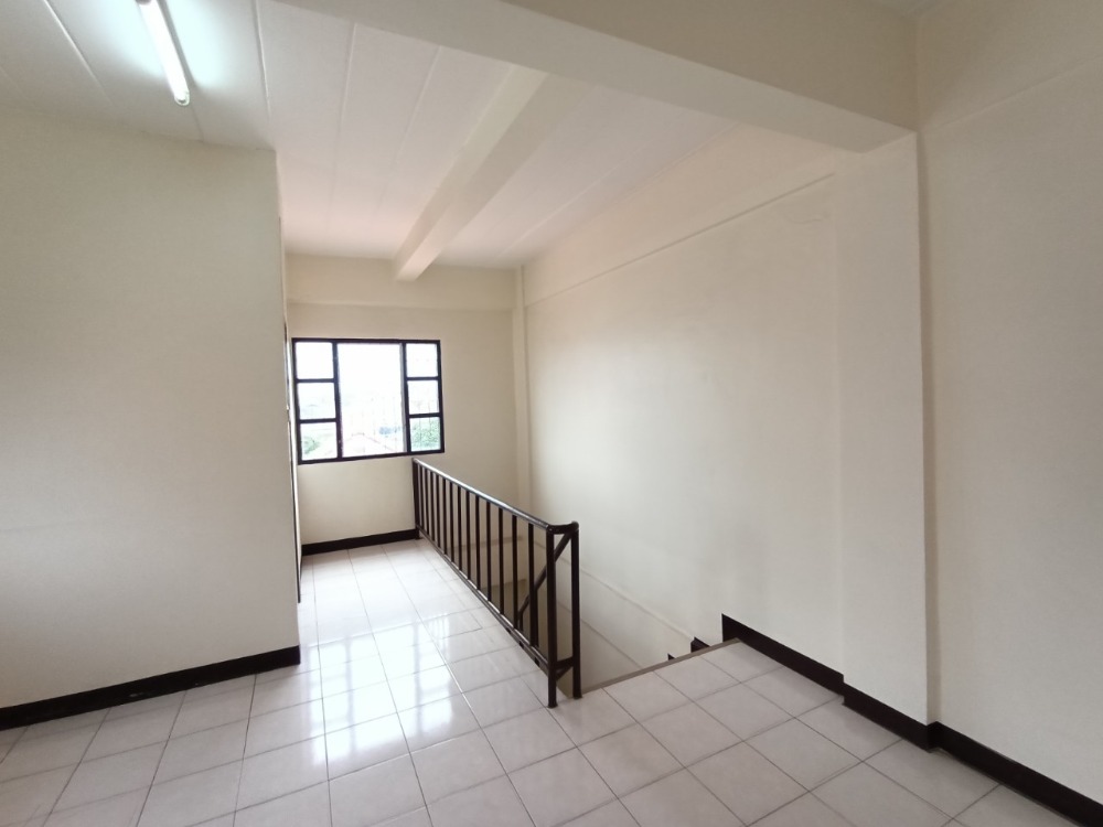 ขายอาคารพาณิชย์3ชั้นครึ่ง ติดถนน ทำเลทอง  เอกชัย 109 ถนนเมน เขตบางบอน จังหวัดกรุงเทพมหานคร 