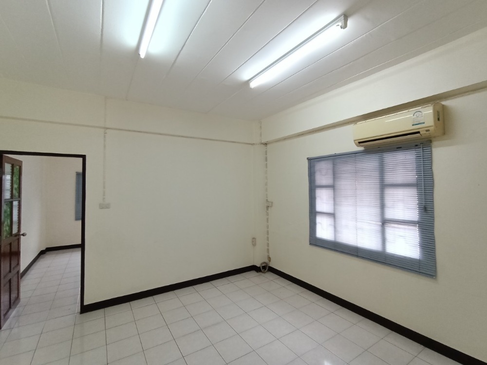 ขายอาคารพาณิชย์3ชั้นครึ่ง ติดถนน ทำเลทอง  เอกชัย 109 ถนนเมน เขตบางบอน จังหวัดกรุงเทพมหานคร 