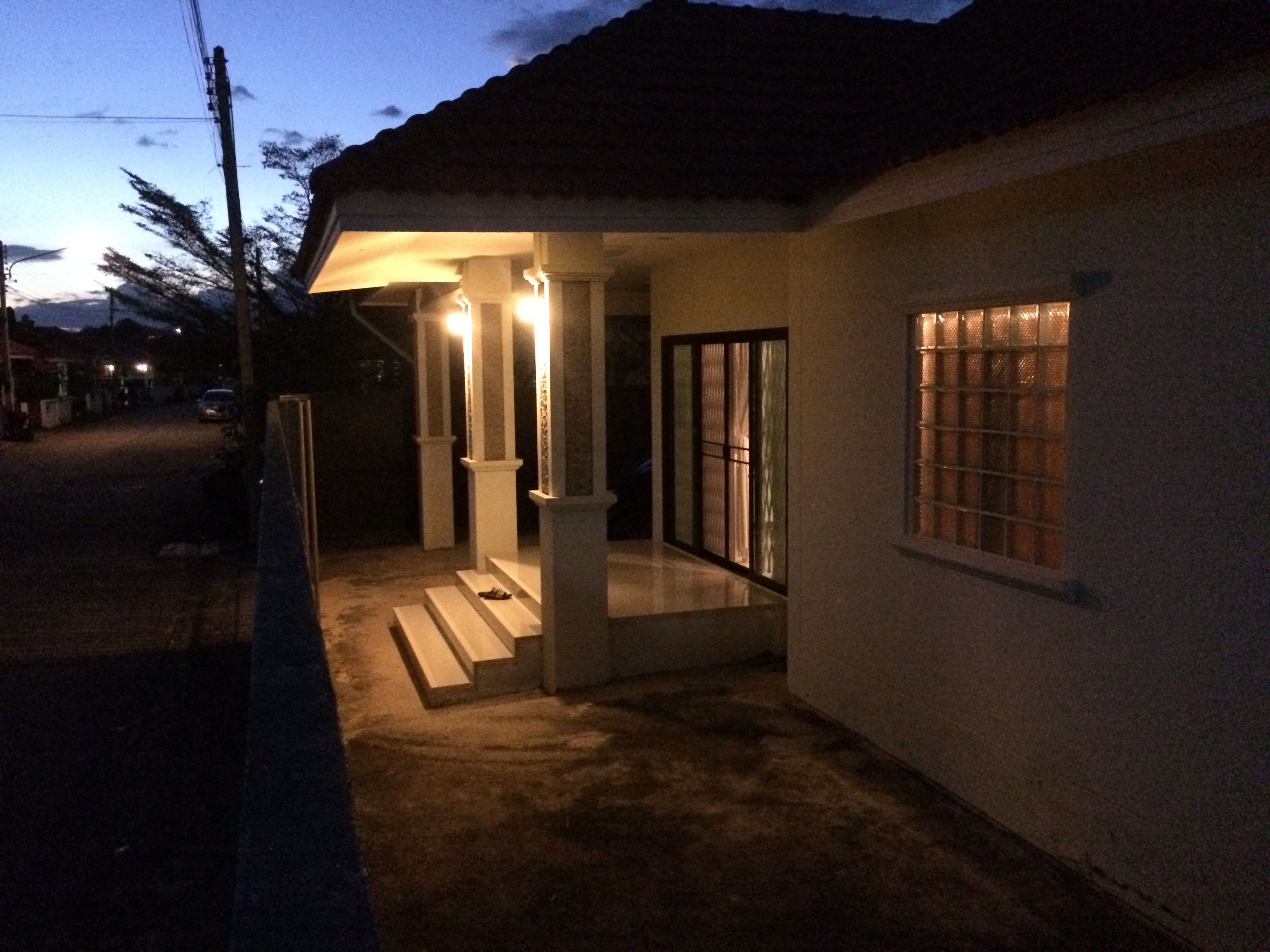 ขายบ้านเดี่ยวพร้อมที่ดิน ( บ้านหัวมุมถนน)  ในหมู่บ้าน วีพีการ์เด้นโฮม โครงการ 1 