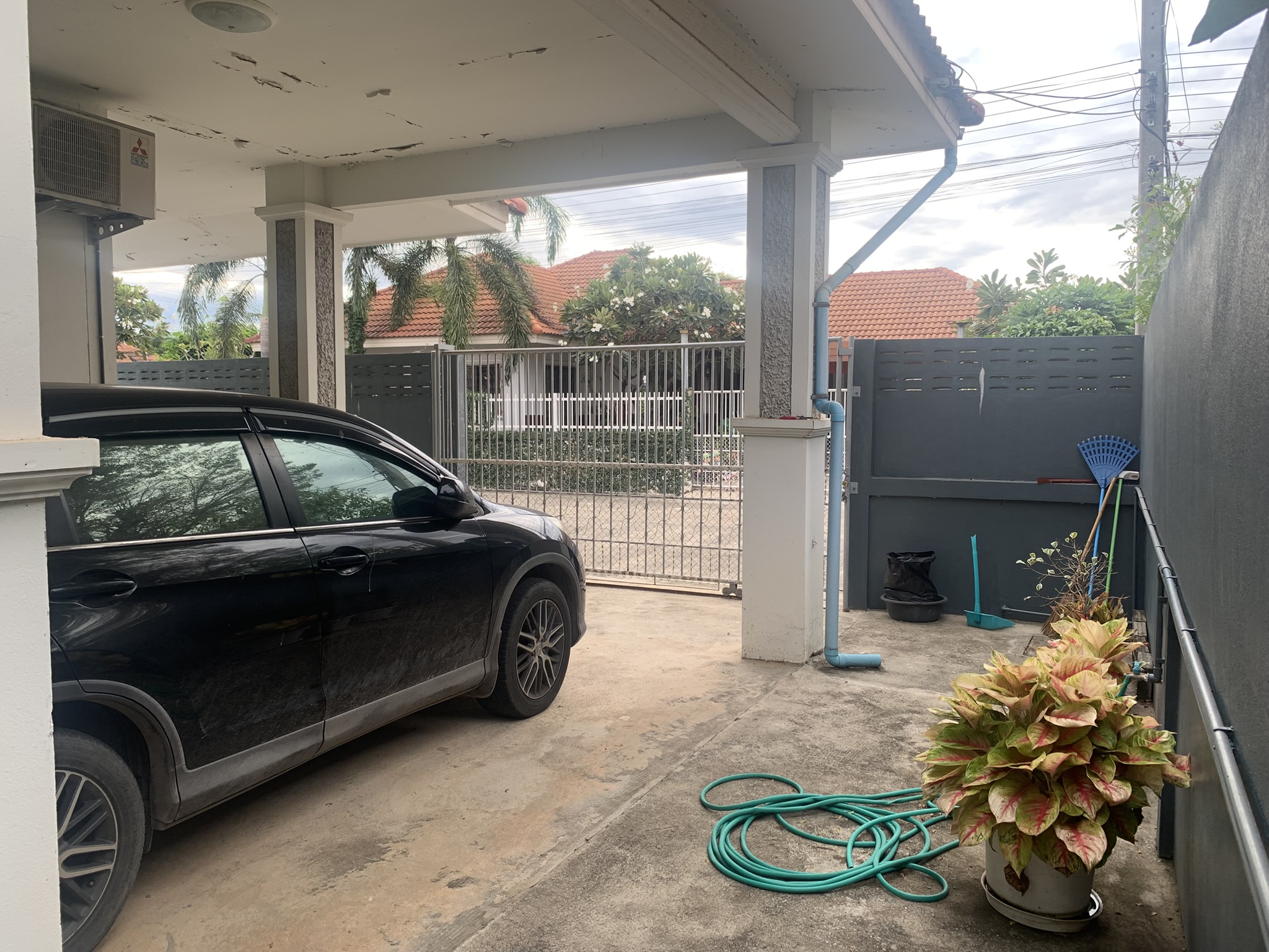 ขายบ้านเดี่ยวพร้อมที่ดิน ( บ้านหัวมุมถนน)  ในหมู่บ้าน วีพีการ์เด้นโฮม โครงการ 1 