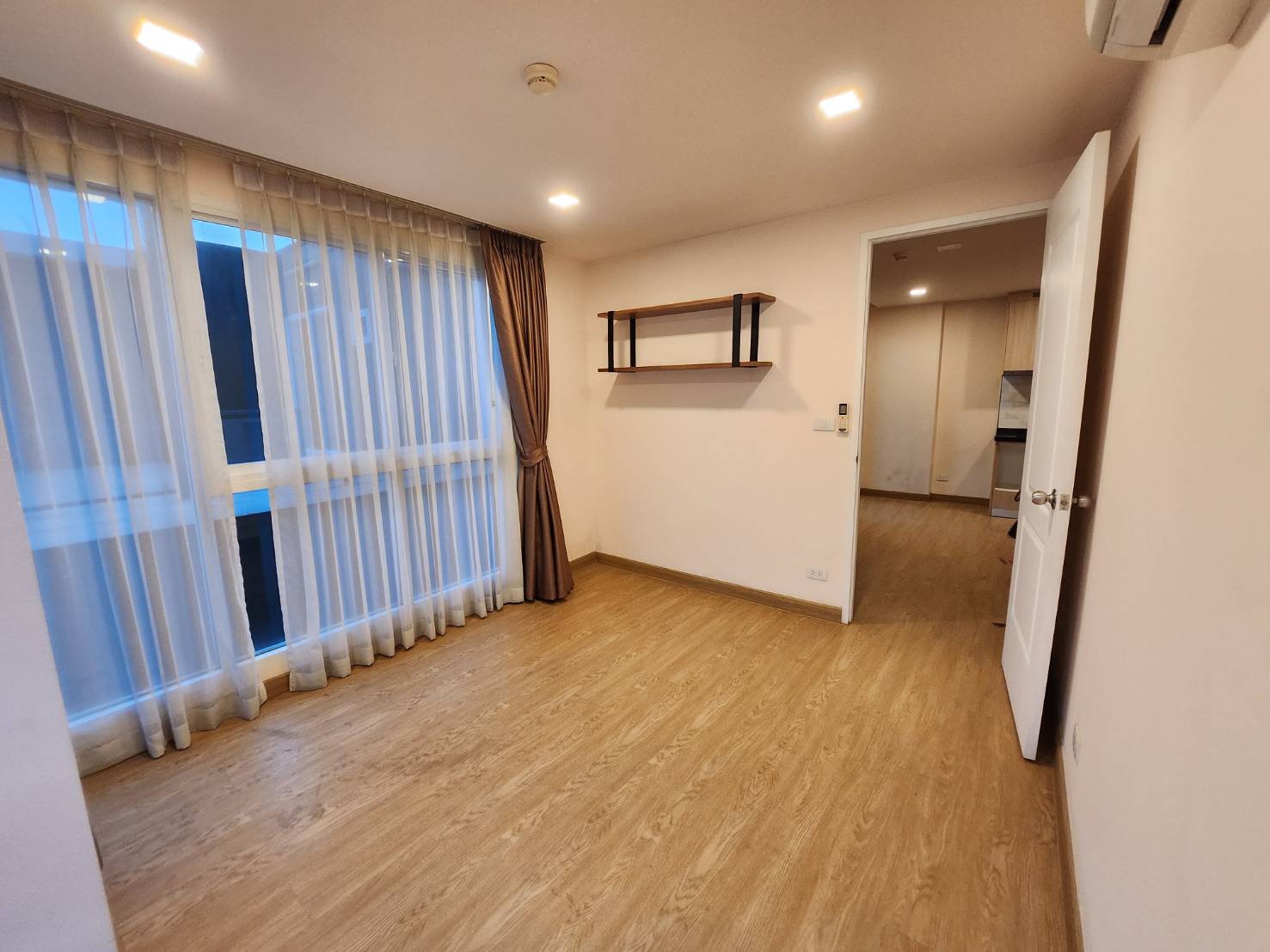 ด่วนที่สุด! เจ้าของอยากขาย!! ราคาถูก คอนโด  The Light New York Low-Rise เงียบสงบ วัสดุดี ฟรี Shuttle Bus เหมาะอยู่อาศัยหรือลงทุน จังหวัดกรุงเทพมหานคร