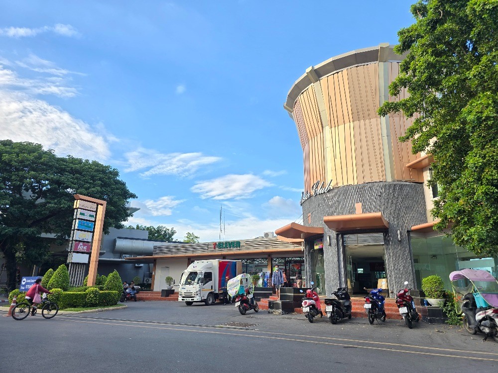 ขายบ้านสวย ทำเลทอง ใกล้โรบินสันลาดกระบัง เดินทางสะดวก ใกล้สนามบินสุวรรณภูมิและทางด่วน