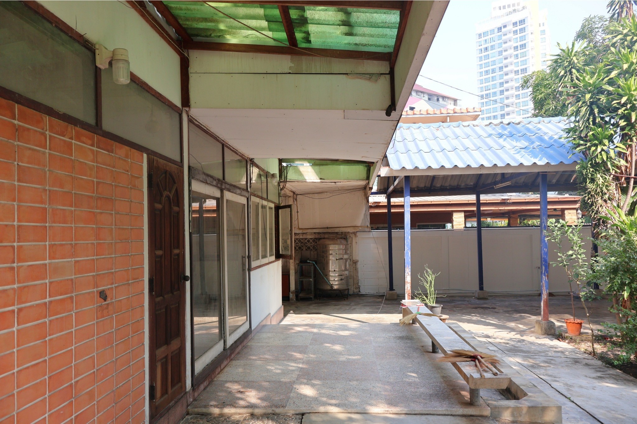 ขายด่วน ที่ดินพร้อมบ้าน 2ชั้น ทำเลดี ใจกลางเมือง ต้นซอยลาดพร้าว12 ใกล้รถไฟฟ้า 3 สาย