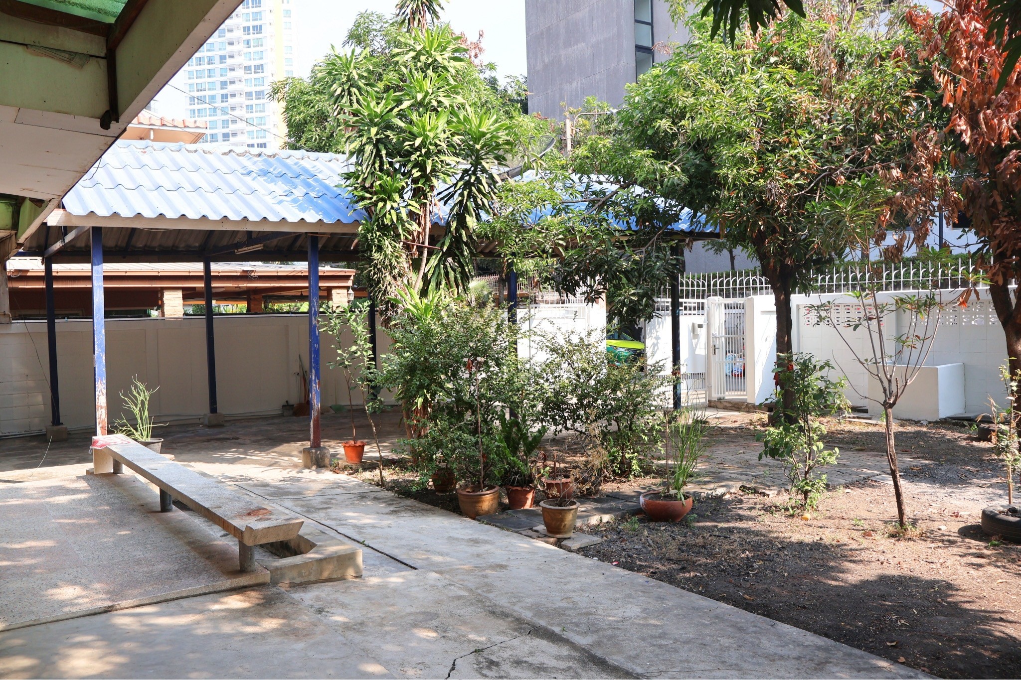 ขายด่วน ที่ดินพร้อมบ้าน 2ชั้น ทำเลดี ใจกลางเมือง ต้นซอยลาดพร้าว12 ใกล้รถไฟฟ้า 3 สาย