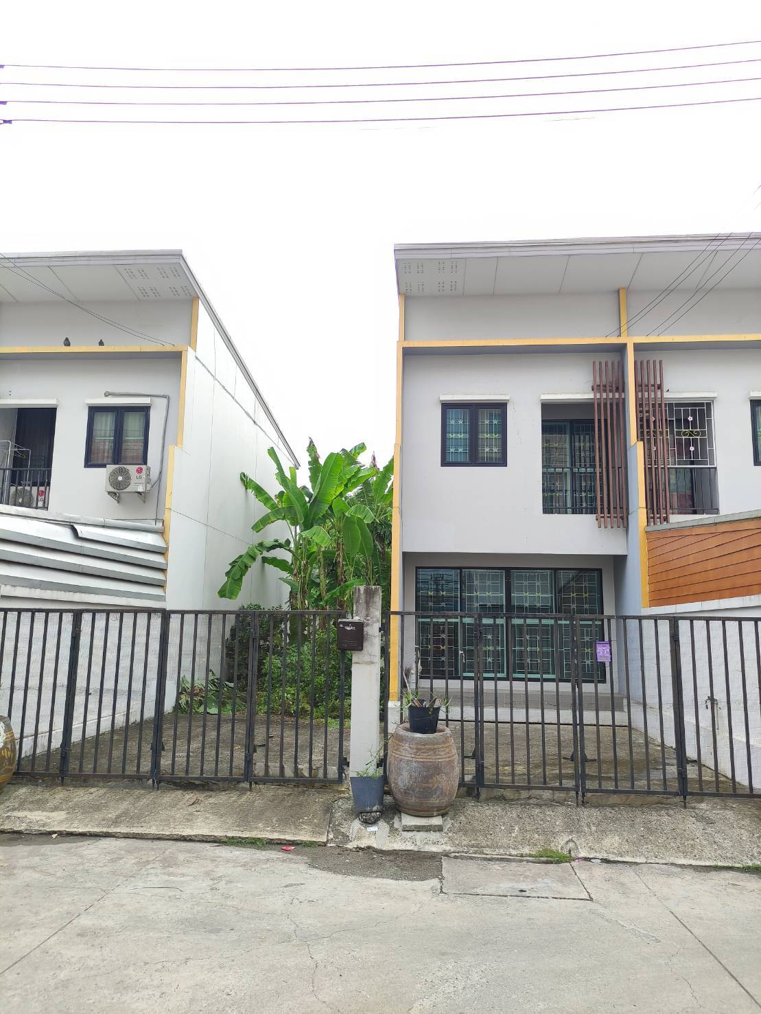 ขายทาวน์เฮาส์ 2 ชั้น ทำเลดี  อำเภอเมือง  จังหวัดฉะเชิงเทรา  ราคา 2350000