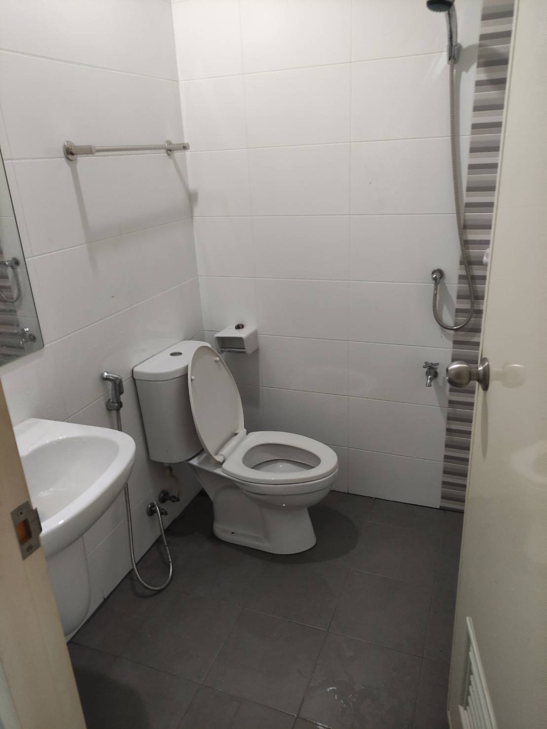 ขายทาวน์เฮาส์ 2 ชั้น ทำเลดี  อำเภอเมือง  จังหวัดฉะเชิงเทรา  ราคา 2350000