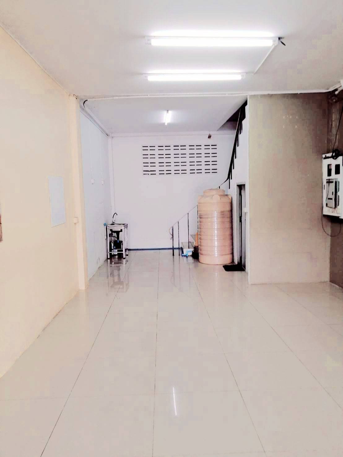 ให้เช่าอาคารพาณิชย์ 3 ชั้น ทำเลทอง ติดถนน4เลน  เขตจอมทอง จังหวัดกรุงเทพมหานคร