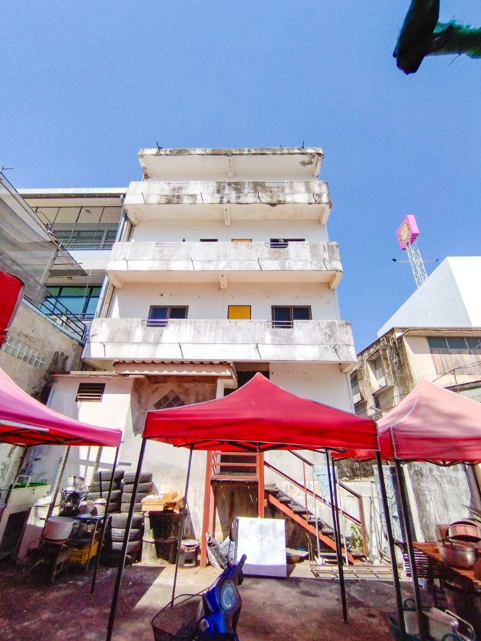 ขายอาคารพาณิชย์3ชั้นครึ่ง ทำเลทอง อยู่ใจกลางเมืองปากช่อง เขาใหญ่ จังหวัดนครราชสีมา