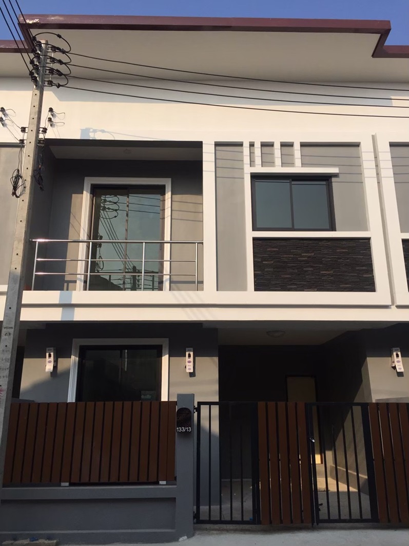 ขาย ทาวโฮมส์ 2 ชั้น พร้อมอยู่ ย่านหนองแขม-สายสี่ 3 ห้องนอน 2 ห้องน้ำ  บ้านหน้ากว้าง 6 เมตร