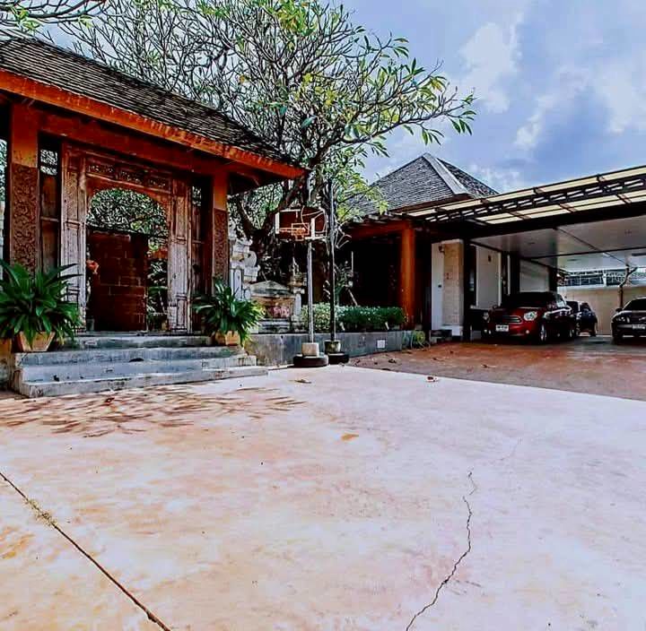 ขายบ้านหรู สไตล์บาหลี เกษตรนวมินทร์ แบ่งเป็นบ้าน 4 หลัง ในพื้นที่เดียวกันมีสระว่ายน้ำ ราคาดีทำเลดีติดต่อผึ้งรติ โทร 061-9419-639 