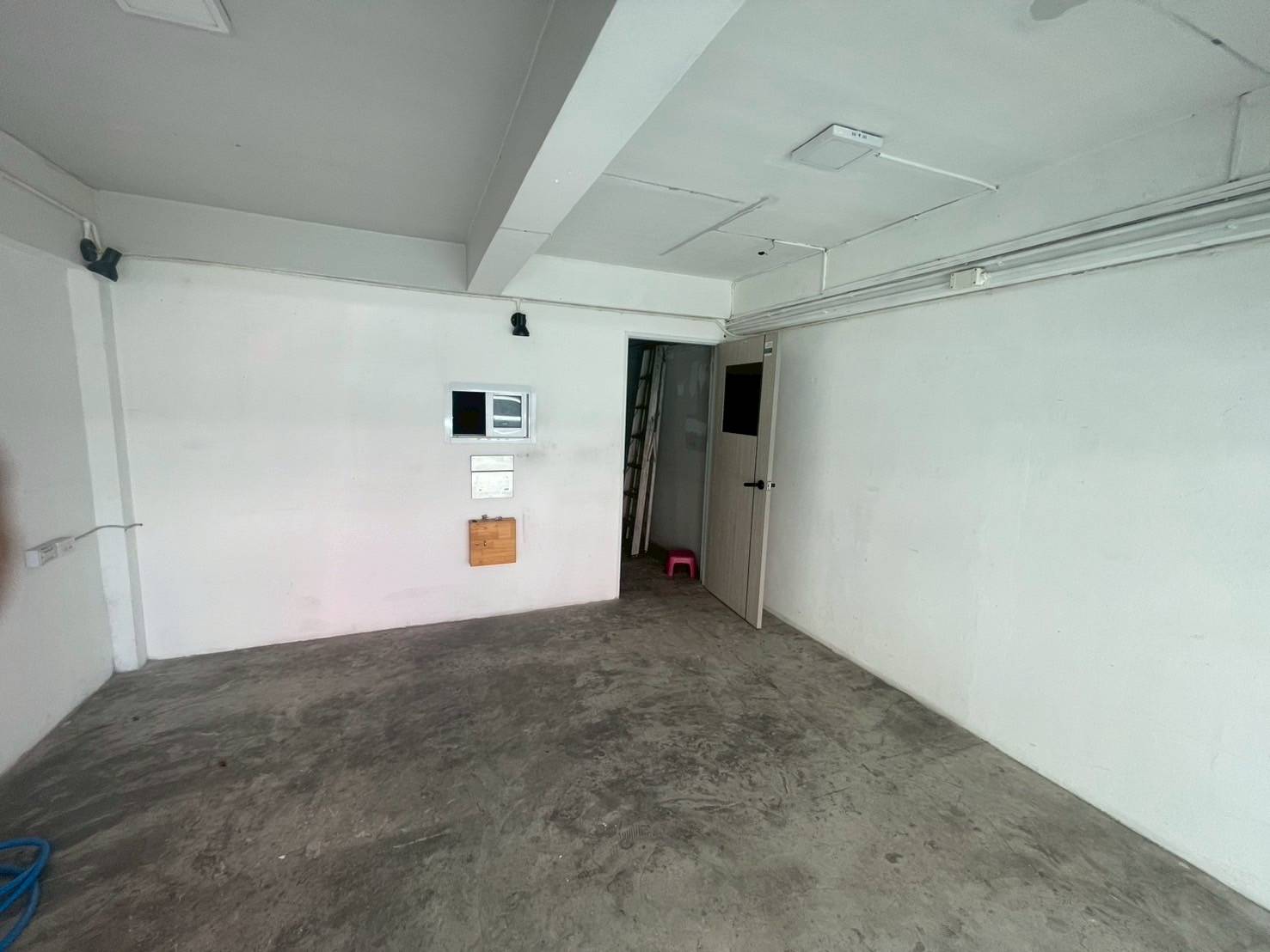 ขายอาคารพาณิชย์ 3.5 ชั้น หมู่บ้าน เสนาวิลล่า  ซอยคู้บอน27 ใกล้แยก48 ทำเลดี ค้าขาย ใกล้รถไฟฟ้าสายสีชมพู สถานีสินแพทย์-คู้บอน จังหวัดกรุงเทพมหานคร