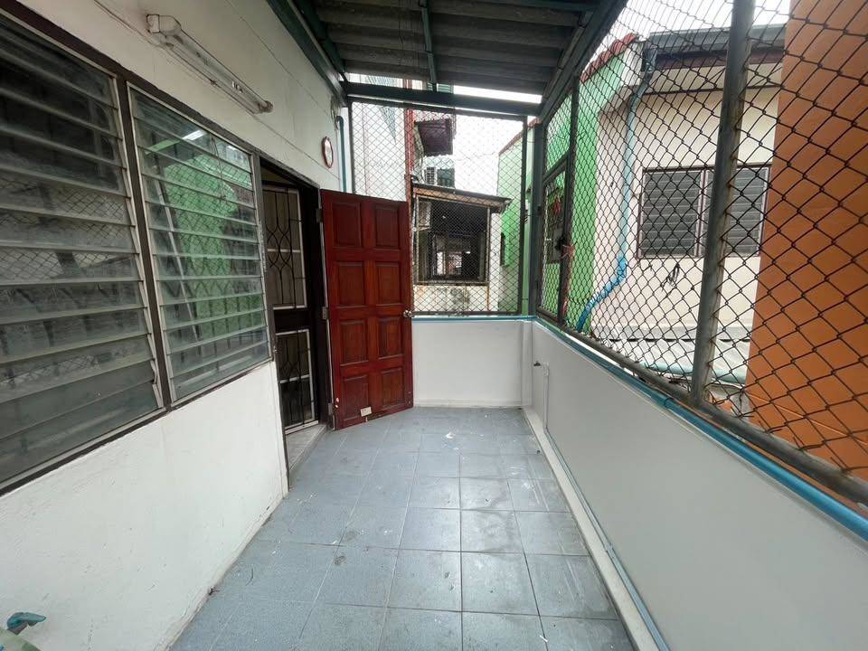 ขายอาคารพาณิชย์ 3.5 ชั้น หมู่บ้าน เสนาวิลล่า  ซอยคู้บอน27 ใกล้แยก48 ทำเลดี ค้าขาย ใกล้รถไฟฟ้าสายสีชมพู สถานีสินแพทย์-คู้บอน จังหวัดกรุงเทพมหานคร