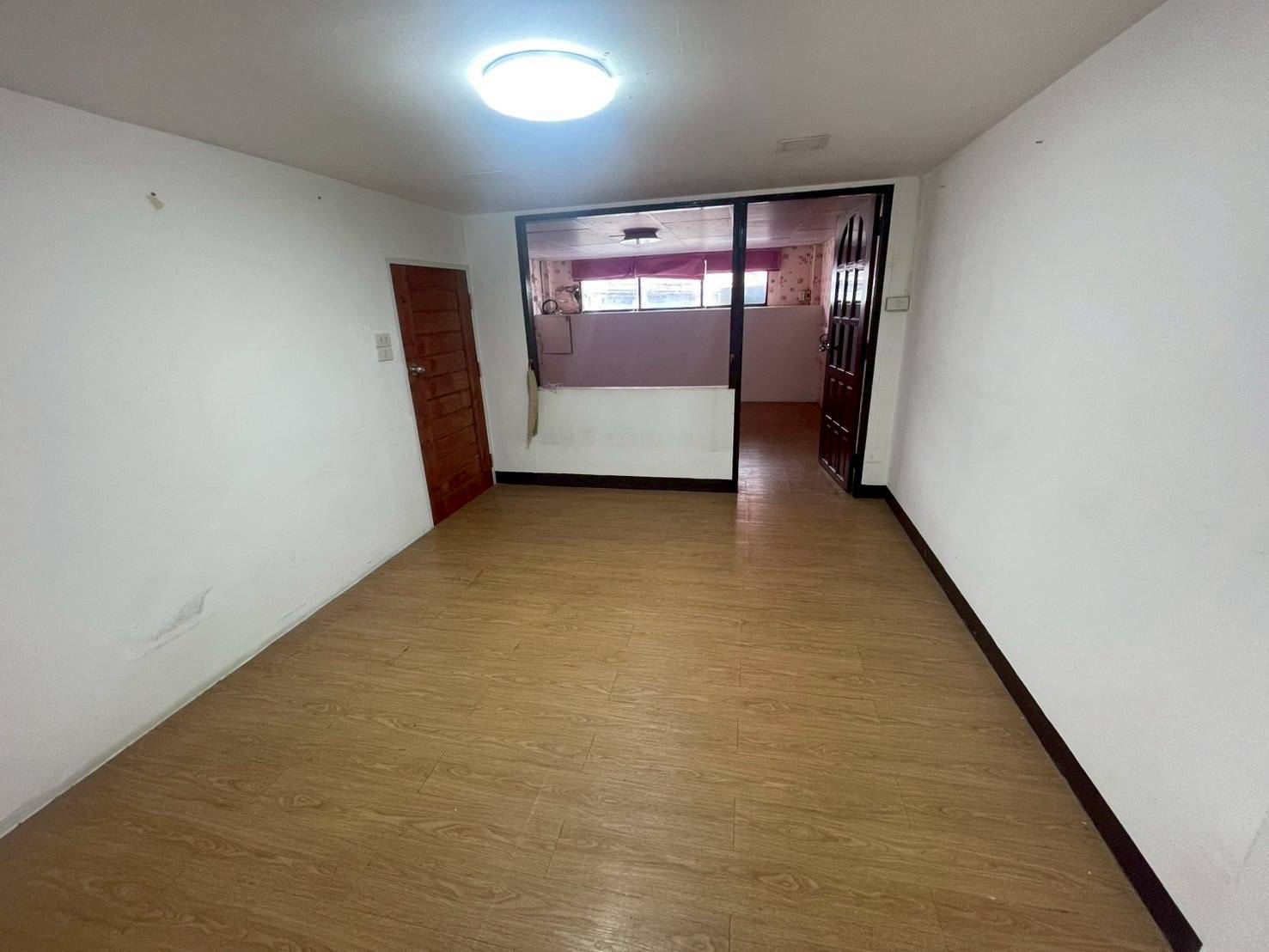 ขายอาคารพาณิชย์ 3.5 ชั้น หมู่บ้าน เสนาวิลล่า  ซอยคู้บอน27 ใกล้แยก48 ทำเลดี ค้าขาย ใกล้รถไฟฟ้าสายสีชมพู สถานีสินแพทย์-คู้บอน จังหวัดกรุงเทพมหานคร