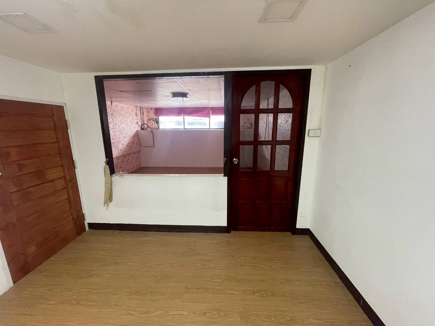 ขายอาคารพาณิชย์ 3.5 ชั้น หมู่บ้าน เสนาวิลล่า  ซอยคู้บอน27 ใกล้แยก48 ทำเลดี ค้าขาย ใกล้รถไฟฟ้าสายสีชมพู สถานีสินแพทย์-คู้บอน จังหวัดกรุงเทพมหานคร