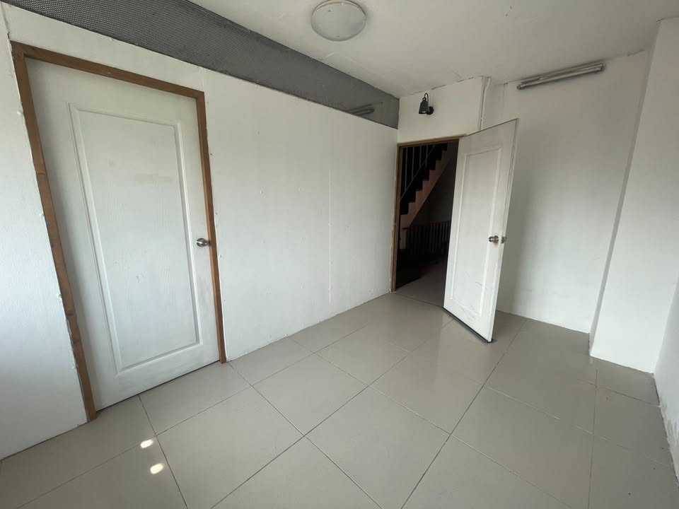 ขายอาคารพาณิชย์ 3.5 ชั้น หมู่บ้าน เสนาวิลล่า  ซอยคู้บอน27 ใกล้แยก48 ทำเลดี ค้าขาย ใกล้รถไฟฟ้าสายสีชมพู สถานีสินแพทย์-คู้บอน จังหวัดกรุงเทพมหานคร