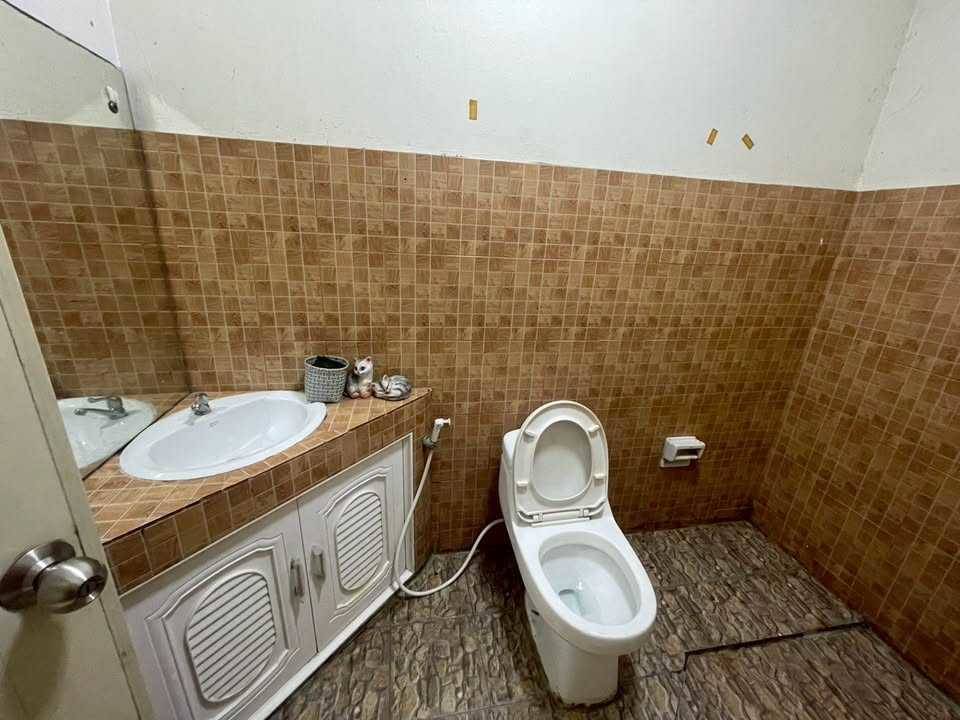 ขายอาคารพาณิชย์ 3.5 ชั้น หมู่บ้าน เสนาวิลล่า  ซอยคู้บอน27 ใกล้แยก48 ทำเลดี ค้าขาย ใกล้รถไฟฟ้าสายสีชมพู สถานีสินแพทย์-คู้บอน จังหวัดกรุงเทพมหานคร