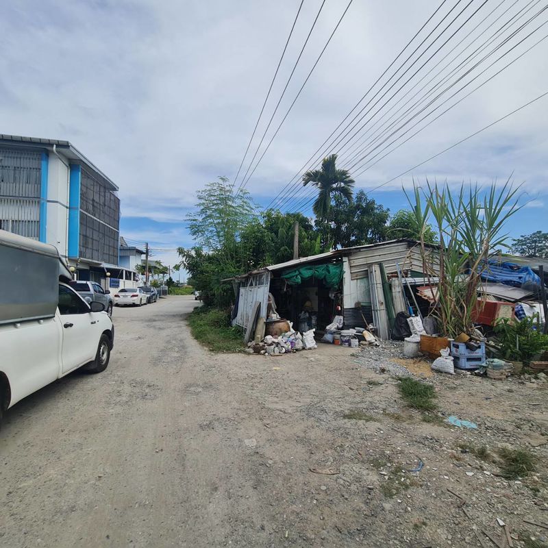 ขายที่ดินพร้อมสิ่งปลูกสร้าง ในซอยร่มเกล้า 19 ถนน ซีเมนต์ ราคาดีทำเลดีติดต่อผึ้งรติ โทร 061-9419-639