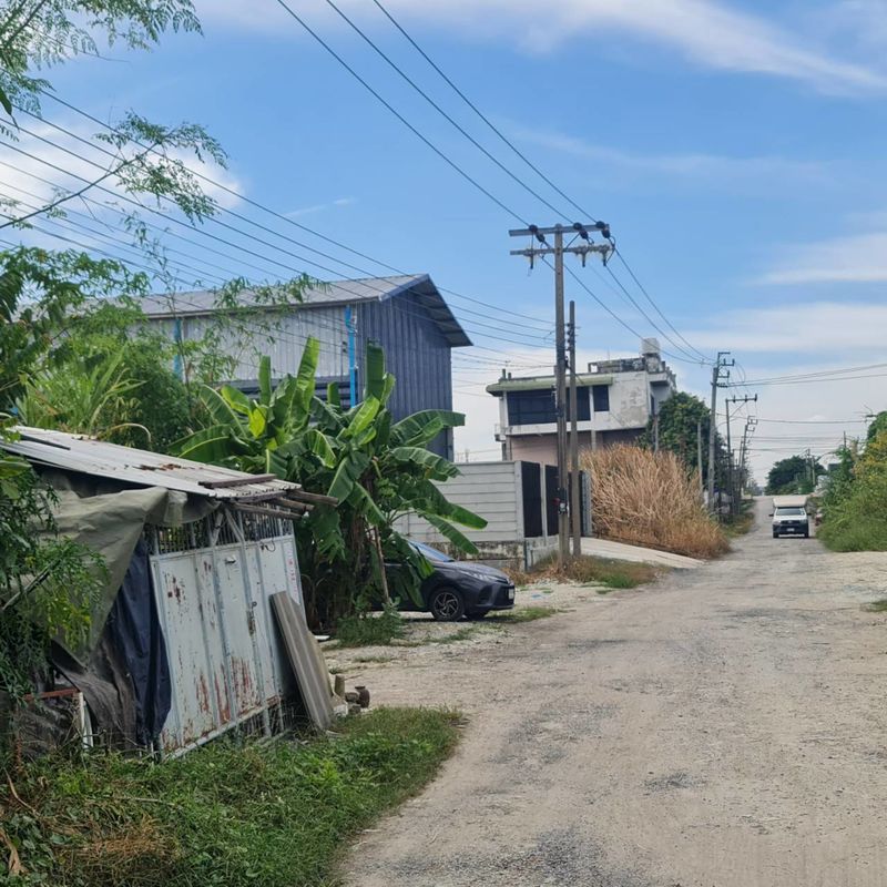 ขายที่ดินพร้อมสิ่งปลูกสร้าง ในซอยร่มเกล้า 19 ถนน ซีเมนต์ ราคาดีทำเลดีติดต่อผึ้งรติ โทร 061-9419-639