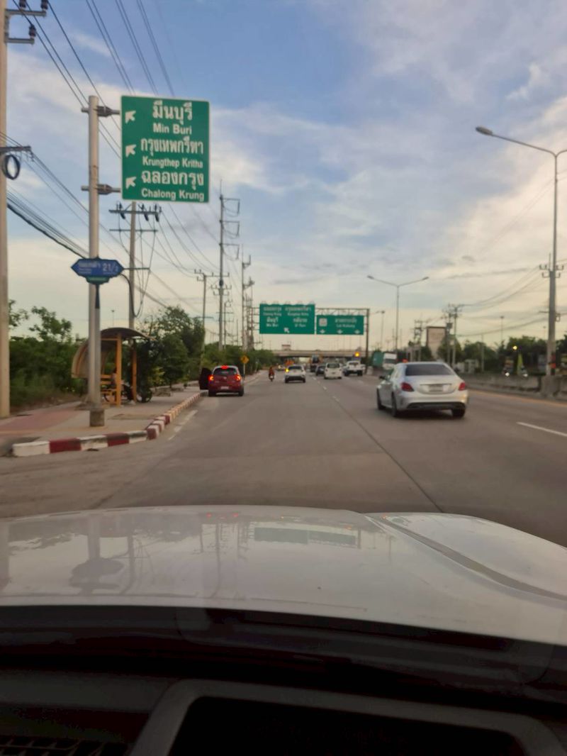 ขายที่ดินพร้อมสิ่งปลูกสร้าง ในซอยร่มเกล้า 19 ถนน ซีเมนต์ ราคาดีทำเลดีติดต่อผึ้งรติ โทร 061-9419-639