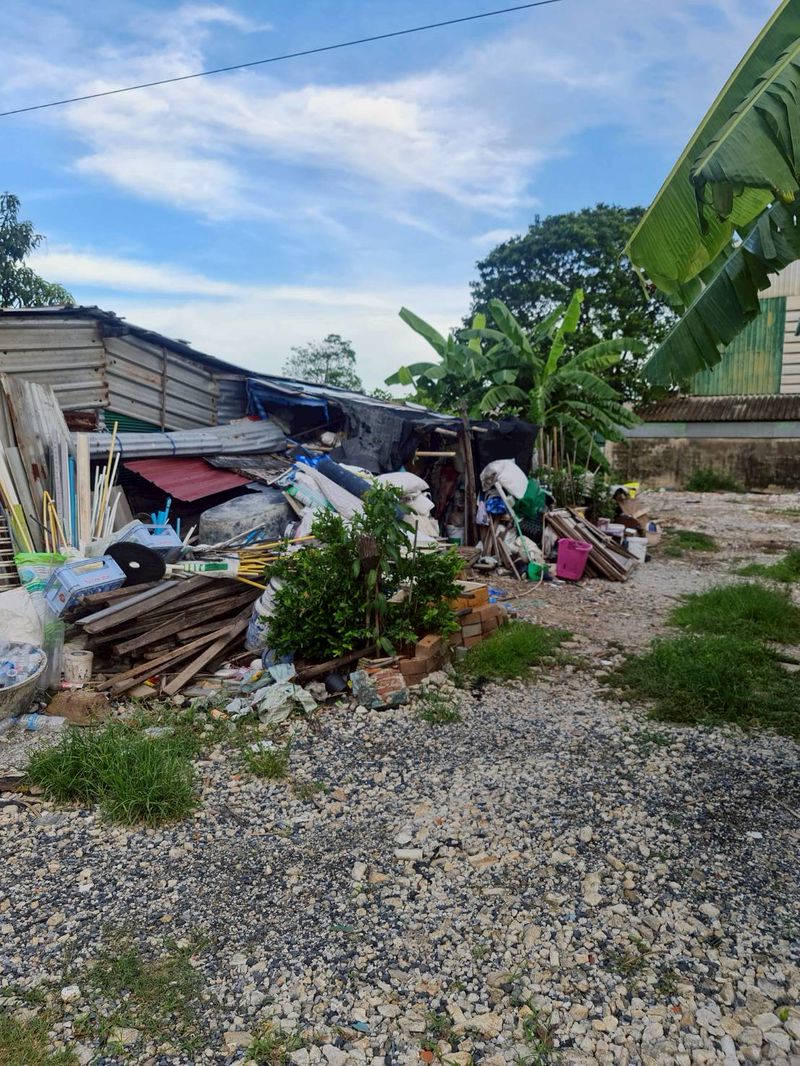 ขายที่ดินพร้อมสิ่งปลูกสร้าง ในซอยร่มเกล้า 19 ถนน ซีเมนต์ ราคาดีทำเลดีติดต่อผึ้งรติ โทร 061-9419-639