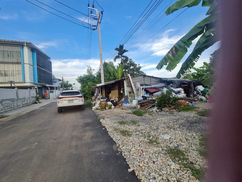 ขายที่ดินพร้อมสิ่งปลูกสร้าง ในซอยร่มเกล้า 19 ถนน ซีเมนต์ ราคาดีทำเลดีติดต่อผึ้งรติ โทร 061-9419-639