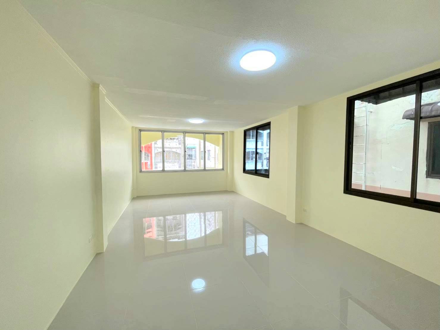 ขายอาคารพาณิชย์ 3ชั้นครึ่ง หลังมุม เขตบางพลัด จังหวัดกรุงเทพมหานคร 