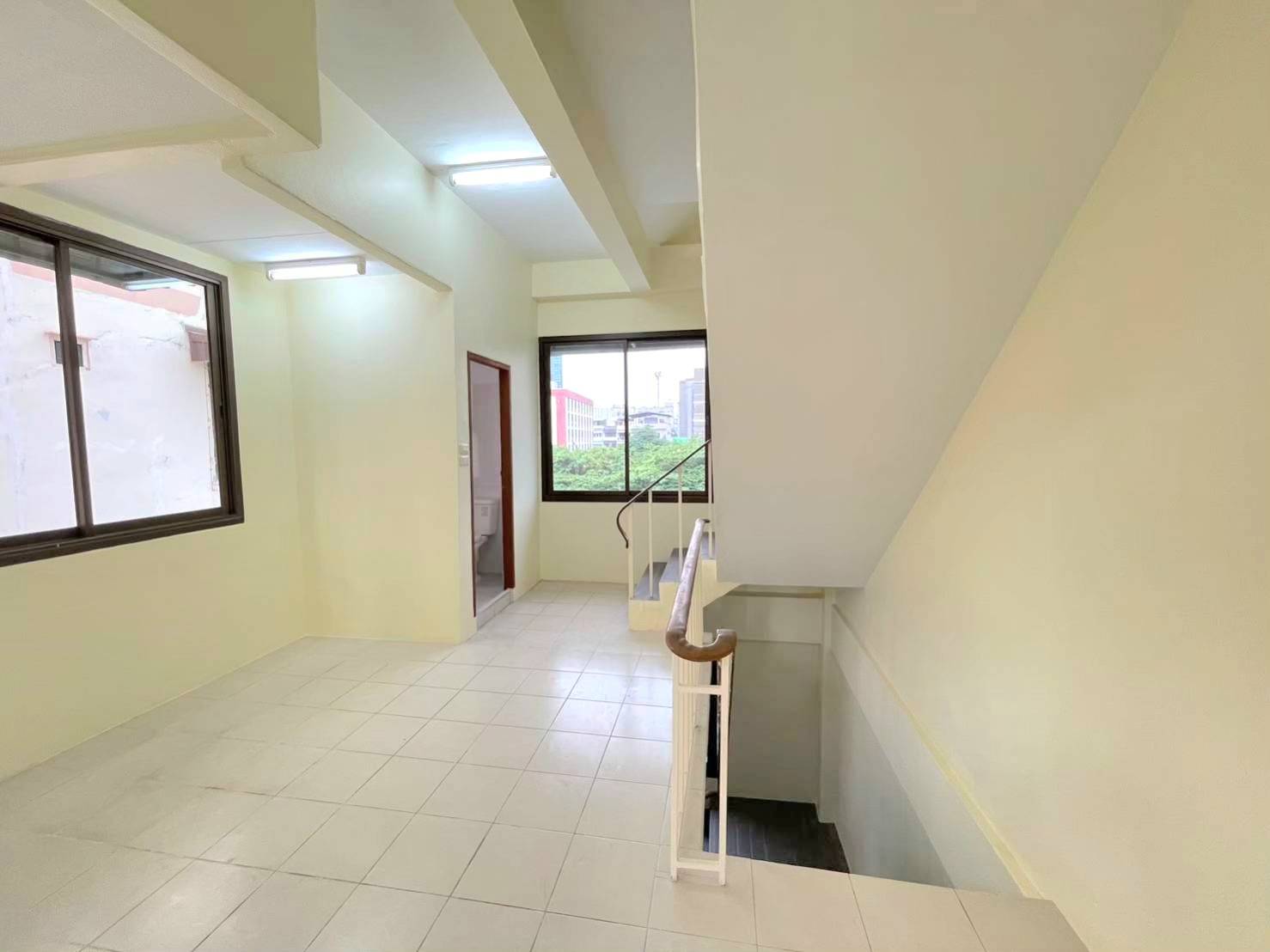 ขายอาคารพาณิชย์ 3ชั้นครึ่ง หลังมุม เขตบางพลัด จังหวัดกรุงเทพมหานคร 