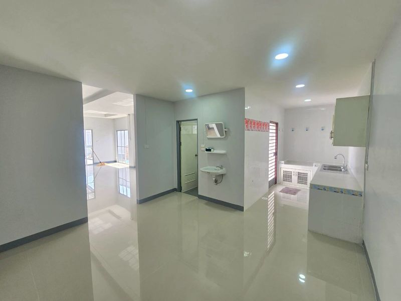 ให้เช่าทาวน์โฮม2ชั้นหลังริม  25,000/เดือน อำเภอศรีราชา จังหวัดชลบุรี