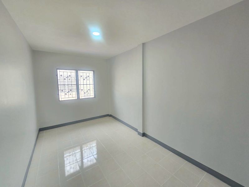 ให้เช่าทาวน์โฮม2ชั้นหลังริม  25,000/เดือน อำเภอศรีราชา จังหวัดชลบุรี