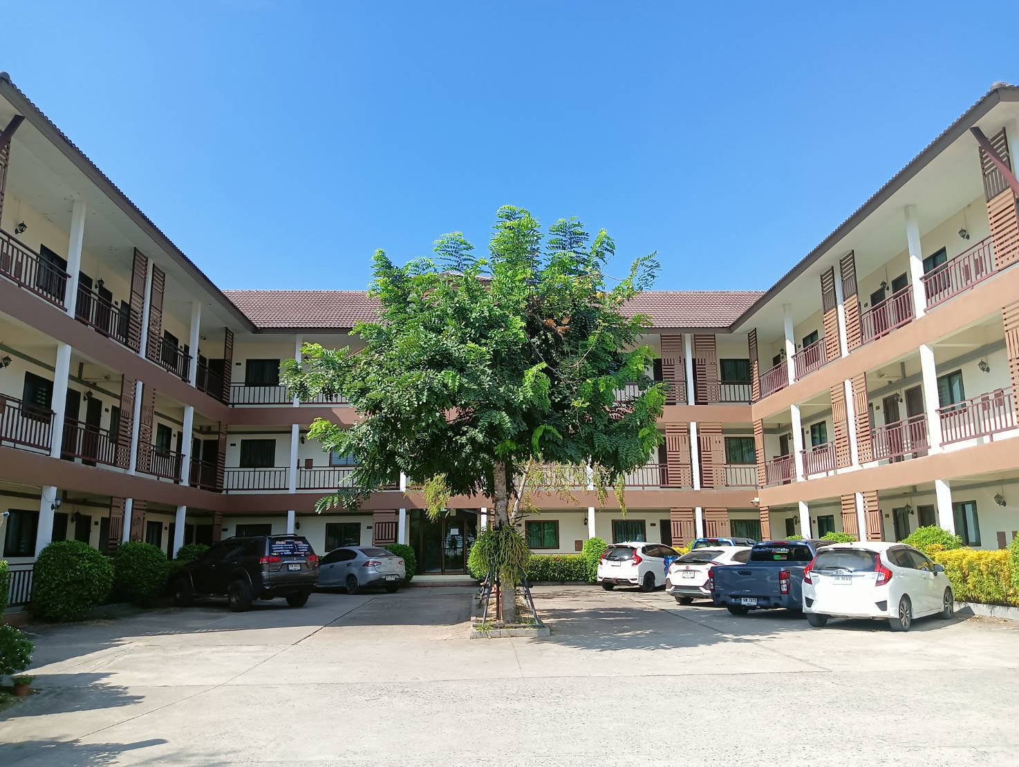 ขายอพาร์ทเมนท์ 3 ชั้น 45ห้อง ทำเลดี อำเภอปลวกแดง จังหวัดระยอง