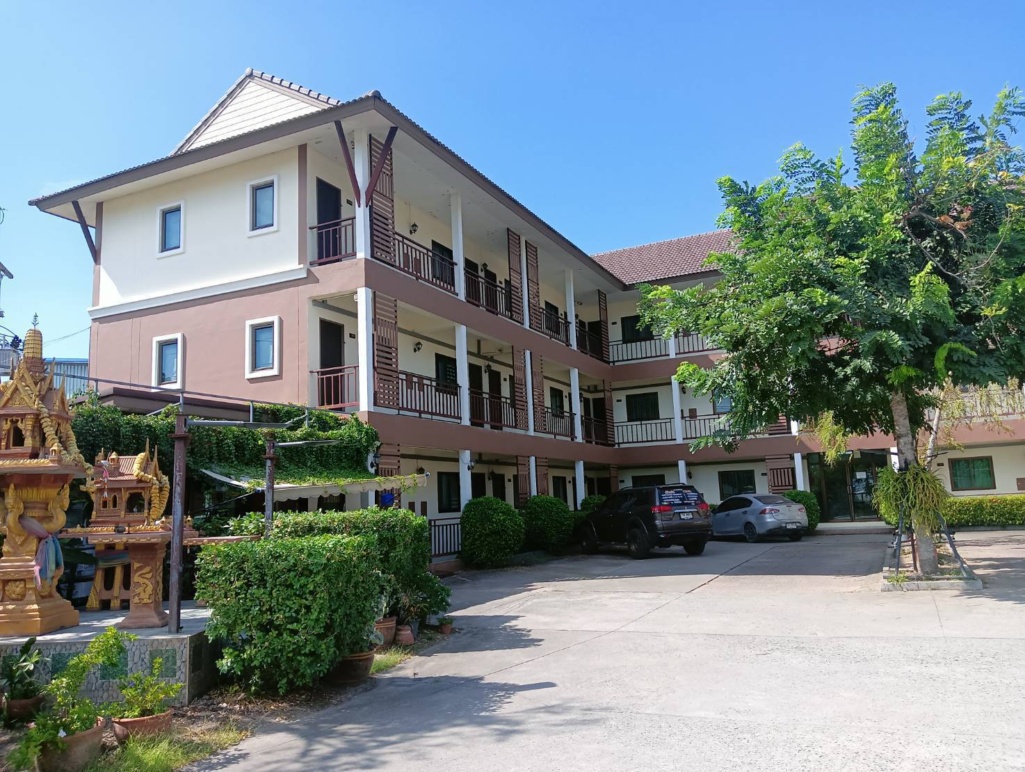 ขายอพาร์ทเมนท์ 3 ชั้น 45ห้อง ทำเลดี อำเภอปลวกแดง จังหวัดระยอง