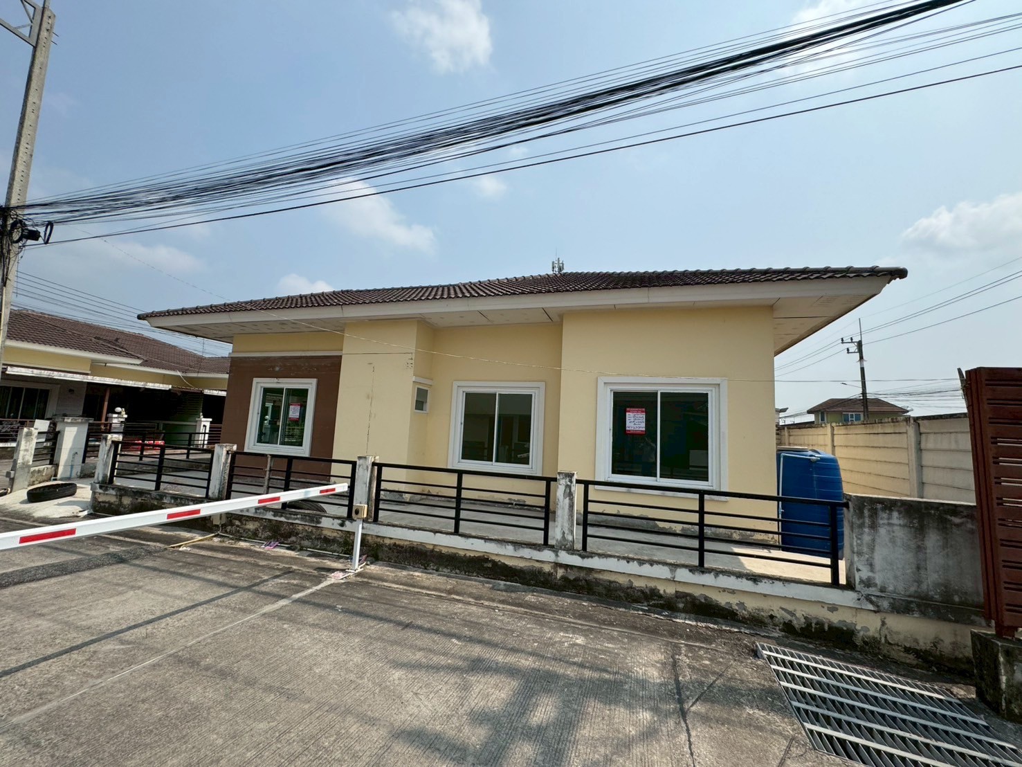 ขายบ้านแฝด หมู่บ้านนราสิริ ซอยทรัพย์ธานี อำเภอปลวกแดง จังหวัดระยอง