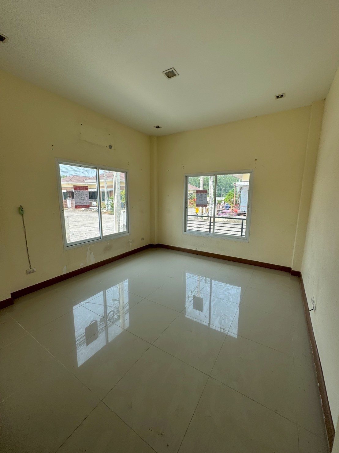 ขายบ้านแฝด หมู่บ้านนราสิริ ซอยทรัพย์ธานี อำเภอปลวกแดง จังหวัดระยอง