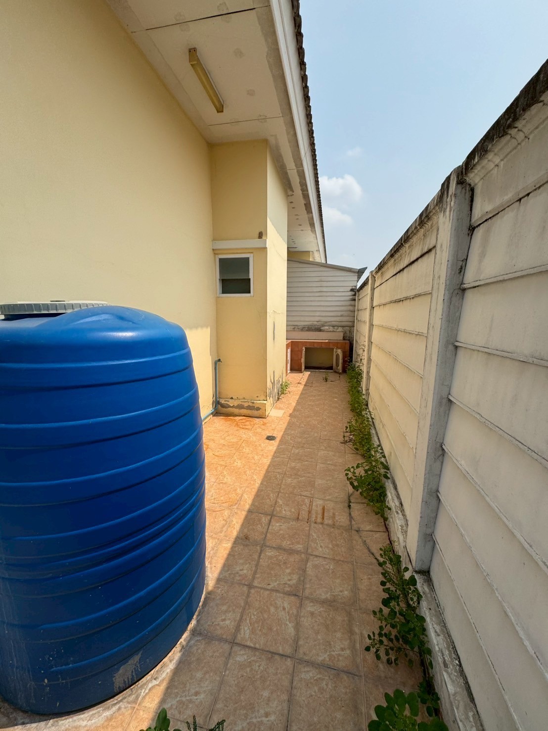 ขายบ้านแฝด หมู่บ้านนราสิริ ซอยทรัพย์ธานี อำเภอปลวกแดง จังหวัดระยอง