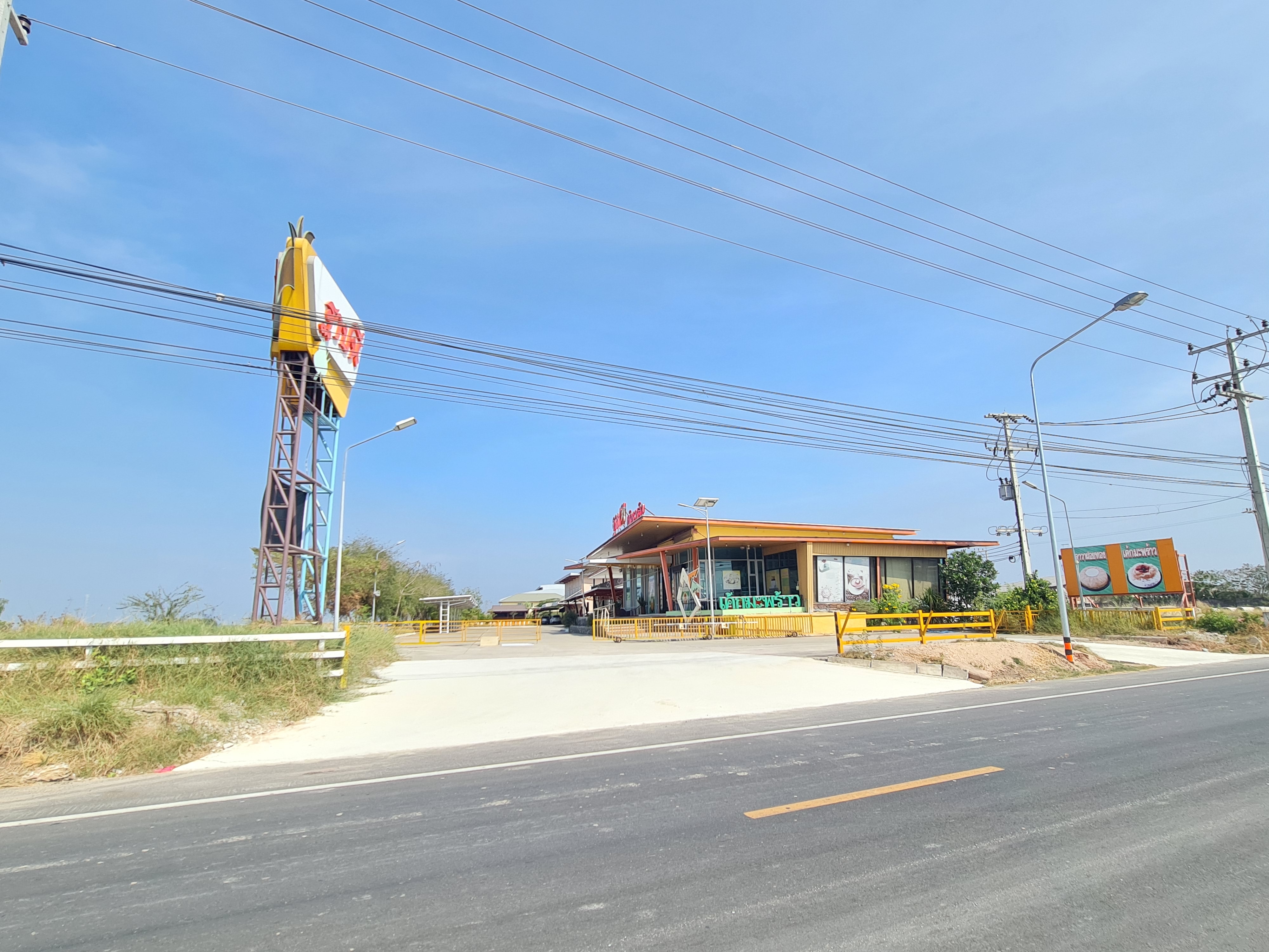 ขายที่ดินพร้อมสิ่งปลูกสร้าง จังหวัดสมุทรสงคราม ทำเลดี ติดถนนพระราม2