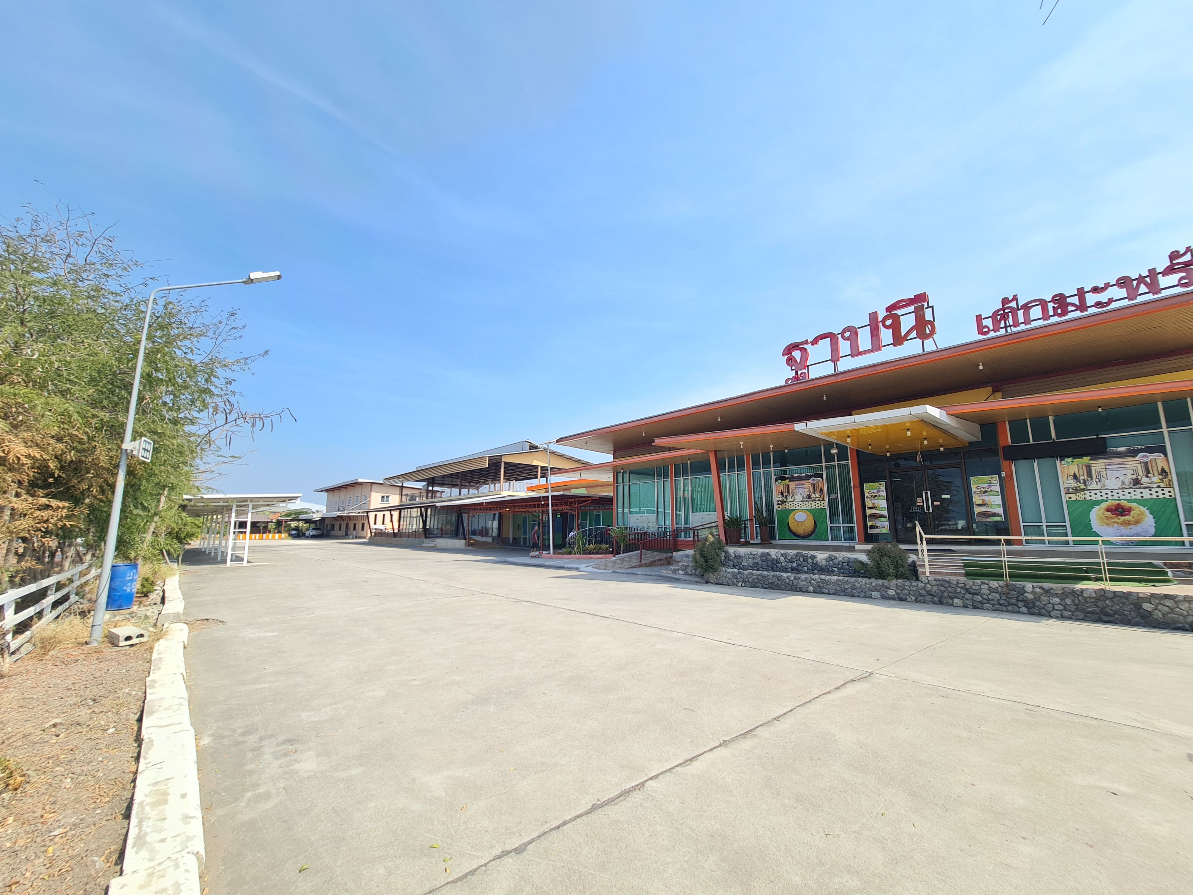 ขายที่ดินพร้อมสิ่งปลูกสร้าง จังหวัดสมุทรสงคราม ทำเลดี ติดถนนพระราม2