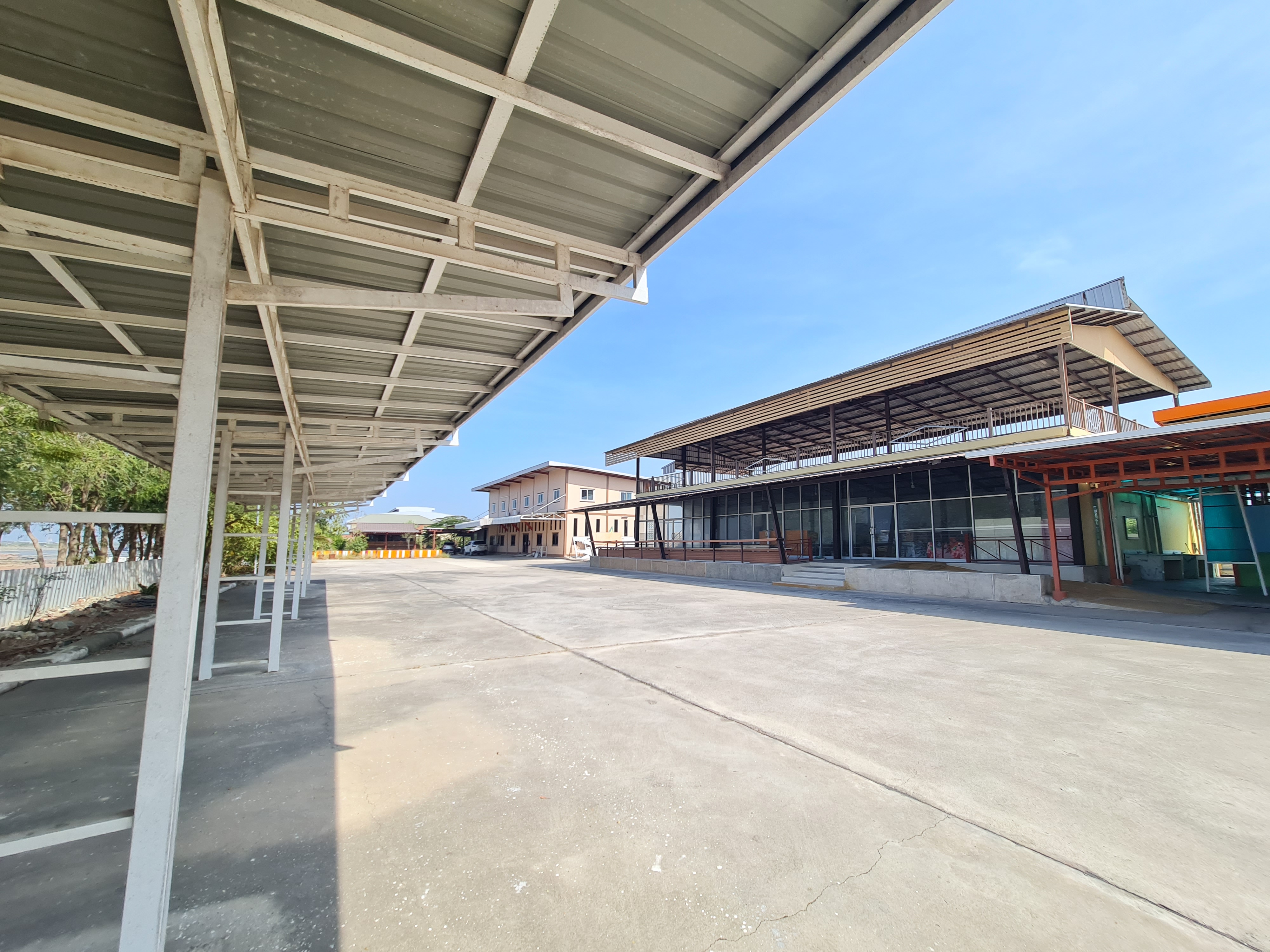 ขายที่ดินพร้อมสิ่งปลูกสร้าง จังหวัดสมุทรสงคราม ทำเลดี ติดถนนพระราม2