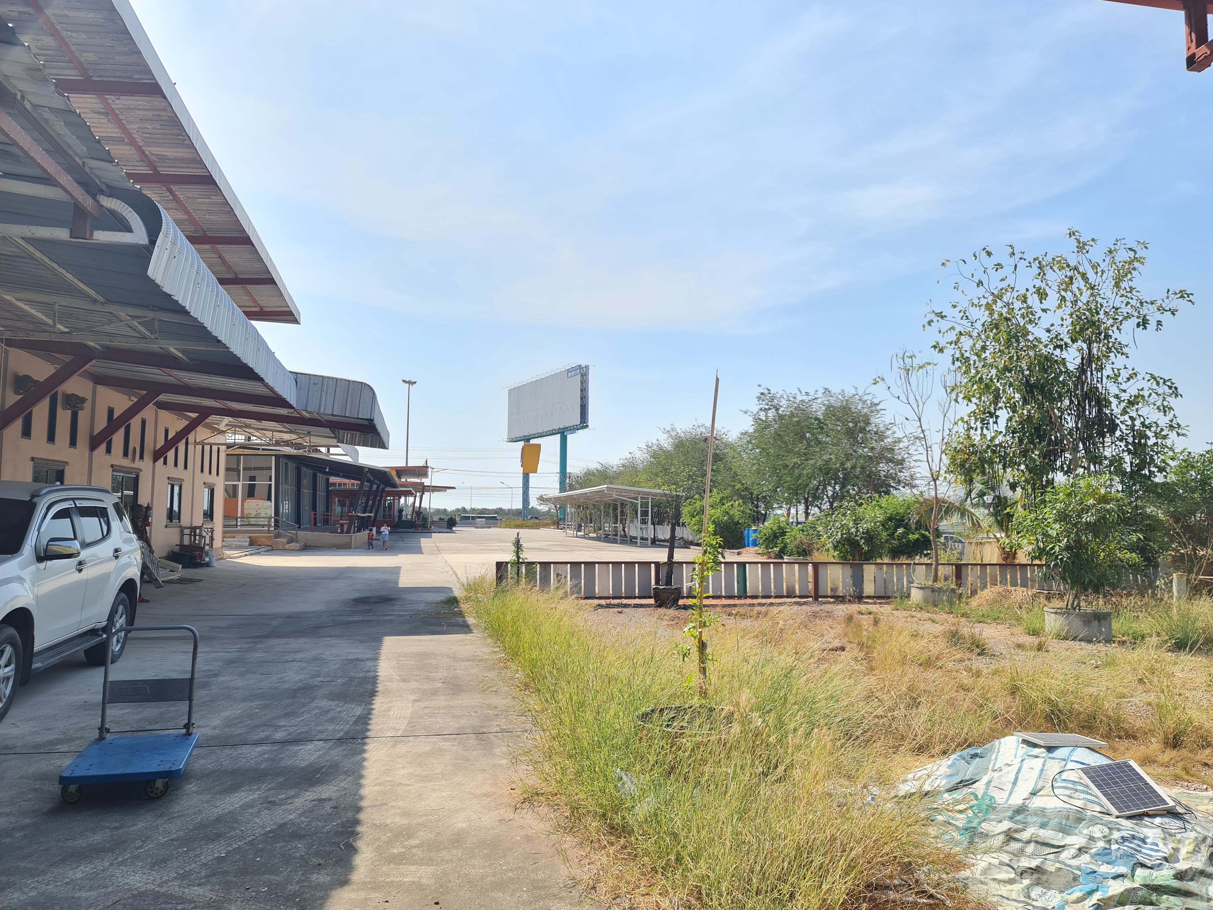 ขายที่ดินพร้อมสิ่งปลูกสร้าง จังหวัดสมุทรสงคราม ทำเลดี ติดถนนพระราม2