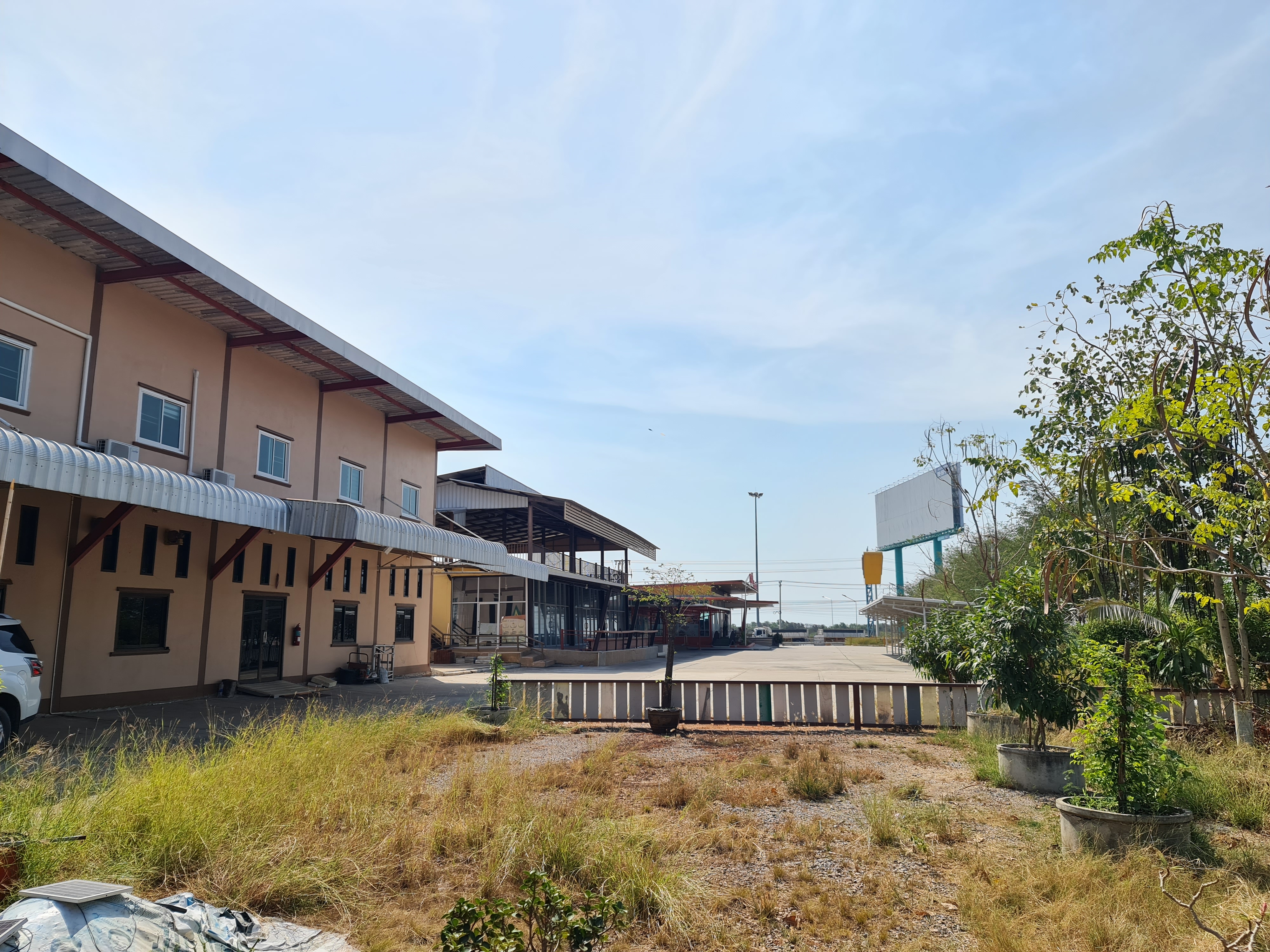 ขายที่ดินพร้อมสิ่งปลูกสร้าง จังหวัดสมุทรสงคราม ทำเลดี ติดถนนพระราม2