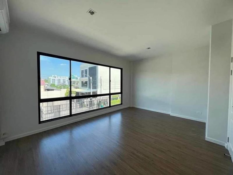 ด่วนขายขาดทุน ทาวน์โฮม หลังมุม 3 ชั้น หมู่บ้านกลางเมืองอ่อนนุชพระราม 9 ราคาดีที่สุดติดต่อผึ้งรติ0619419639