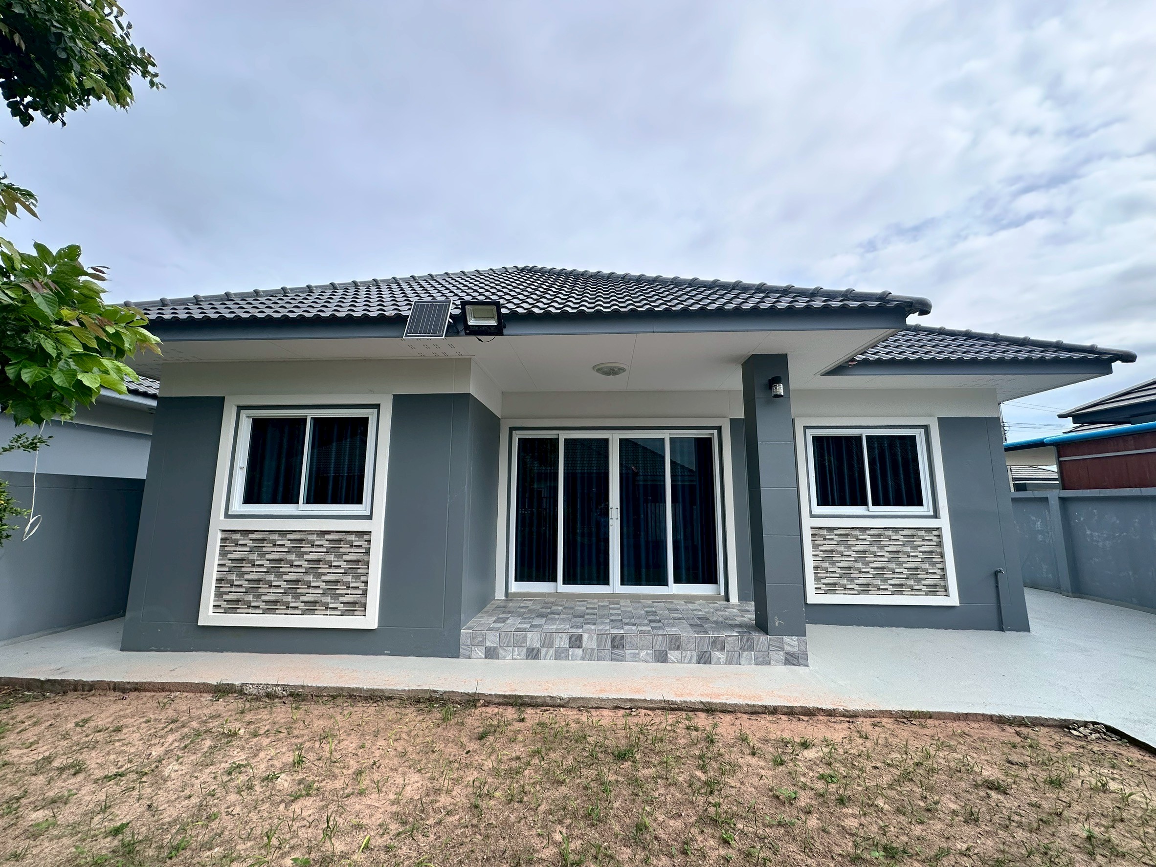 ขายบ้านเดี่ยวทำเลดี  หมู่บ้านขามเทิง  เมืองอุบลราชธานี  จ.อุบลราชธานี  วางเงินจองเพียง 5000 บาท  ยื่้นกู้ไม่ผ่าน  คืนเงินจอง 100% เพื่อนบ้านดี  ใกล้ความสะดวก 