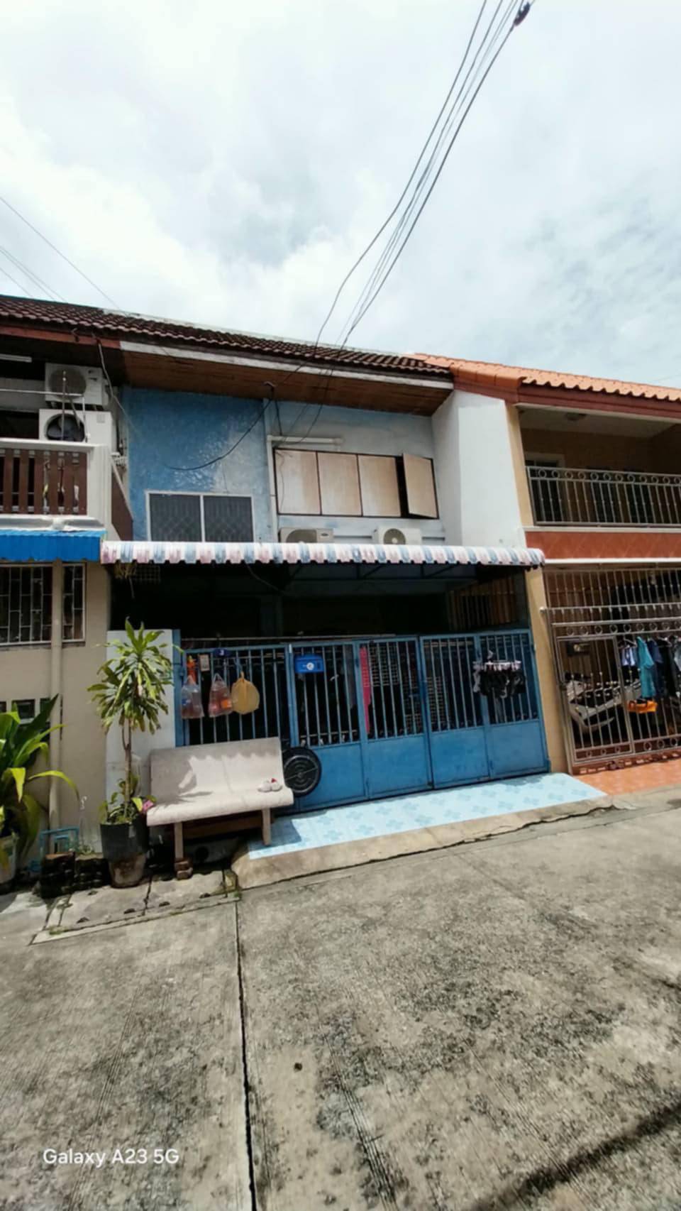 ขายทาวน์เฮาส์ 2 ชั้น  ทำเลดี   ใกล้สี่แยก แคราย ถนนติวานนท์  ปากเกร็ด  จ.นนทบุรี