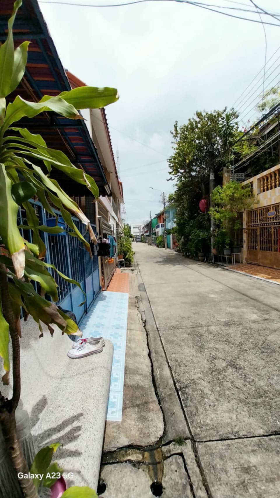 ขายทาวน์เฮาส์ 2 ชั้น  ทำเลดี   ใกล้สี่แยก แคราย ถนนติวานนท์  ปากเกร็ด  จ.นนทบุรี