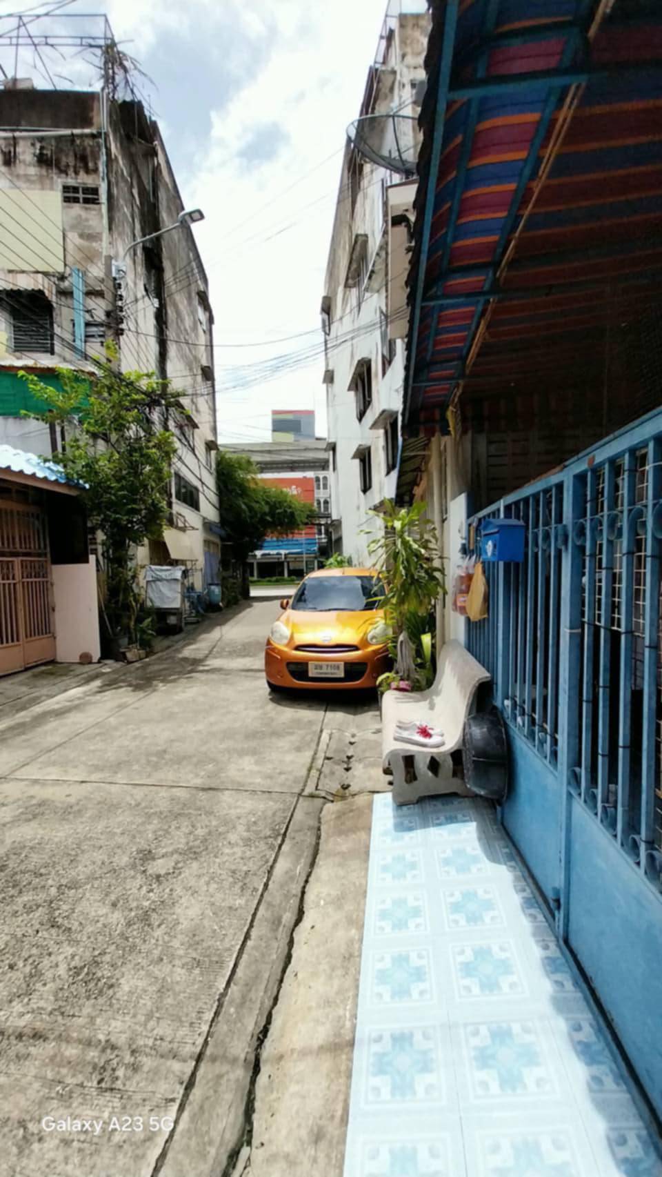 ขายทาวน์เฮาส์ 2 ชั้น  ทำเลดี   ใกล้สี่แยก แคราย ถนนติวานนท์  ปากเกร็ด  จ.นนทบุรี