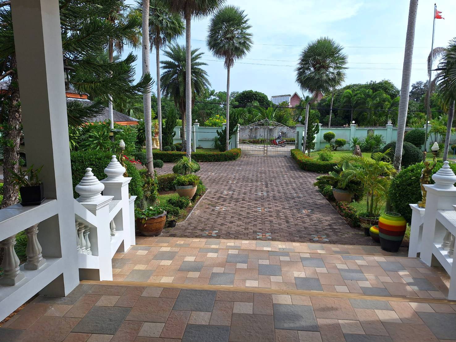 ขายที่ดินพร้อมสิ่งปลูกสร้าง ทำเลดี อำเภอสัตหีบ จังหวัดชลบุรี 