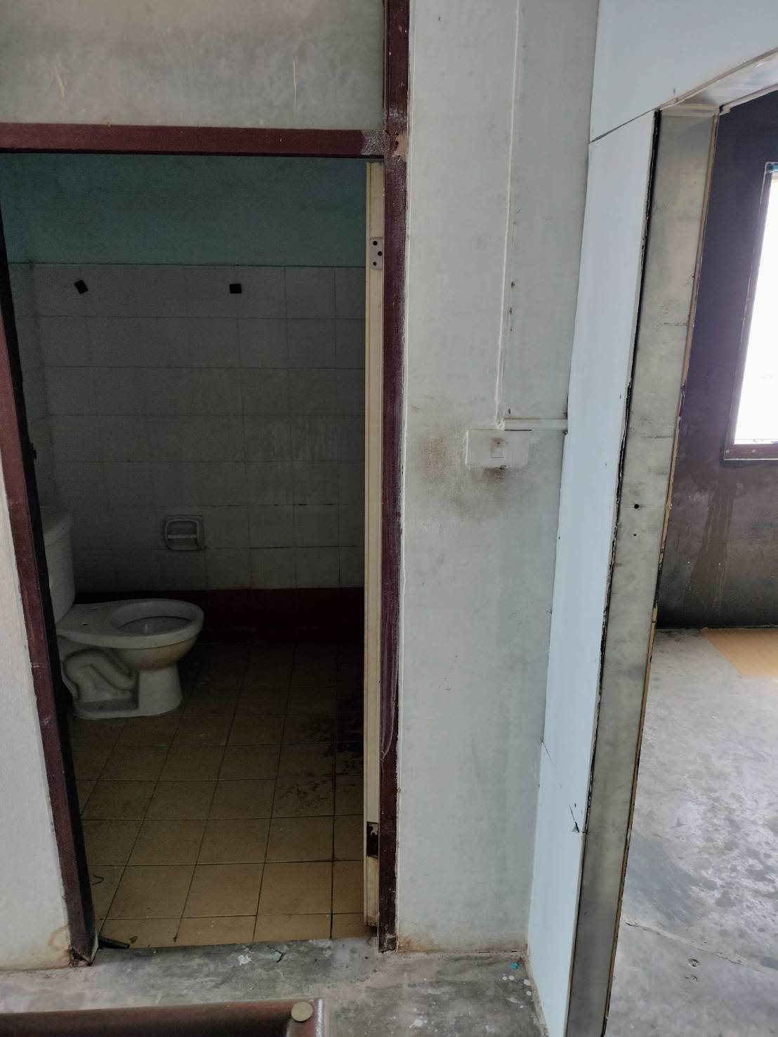 ขายอาคารพาณิชย์ 3 ชั้นครึ่ง หัวมุม  ทำเลทอง  อำเภอธัญบุรี จังหวัดปทุมธานี