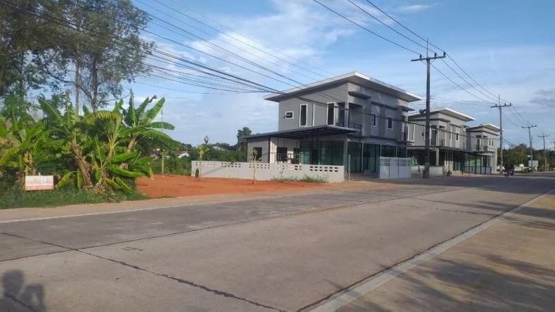 ขายให้เช่า หรือแลกเปลี่ยน ที่ดินเปล่า 3 ห้อง ติดถนนสายสะพานพร้าว ห่างจากศาลากลางจังหวัดประมาณ 2 กม. จังหวัดพัทลุง