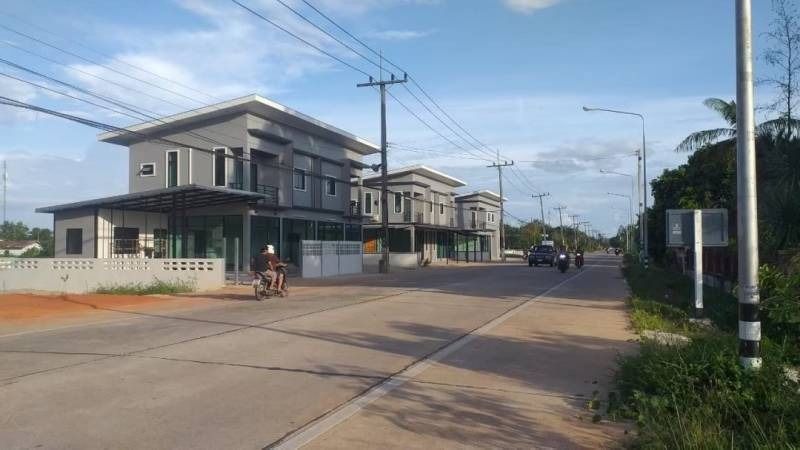 ขายให้เช่า หรือแลกเปลี่ยน ที่ดินเปล่า 3 ห้อง ติดถนนสายสะพานพร้าว ห่างจากศาลากลางจังหวัดประมาณ 2 กม. จังหวัดพัทลุง