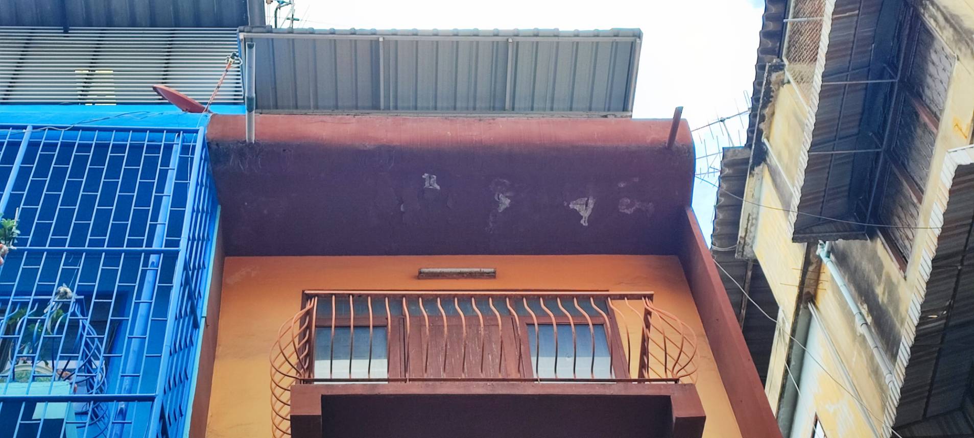 ขายอาคารพาณิชย์ 3 ชั้น พร้อมชั้นลอยเเละดาดฟ้า  เขตสาทร จังหวัดกรุงเทพมหานคร