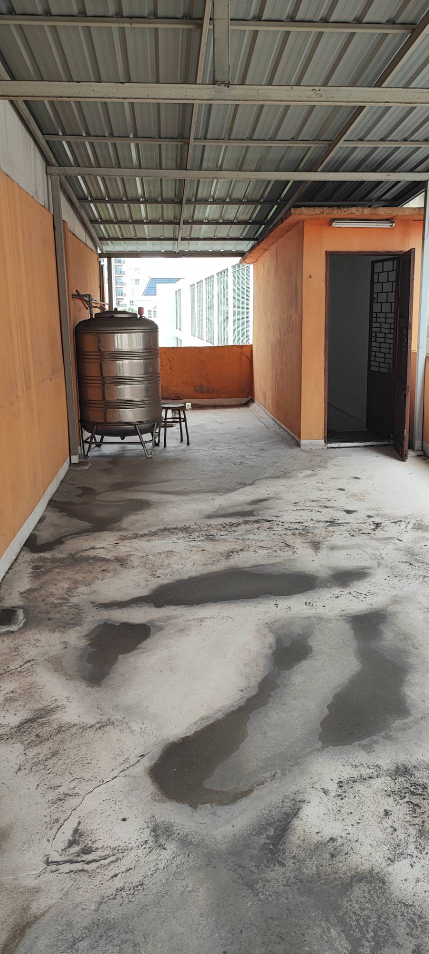 ขายอาคารพาณิชย์ 3 ชั้น พร้อมชั้นลอยเเละดาดฟ้า  เขตสาทร จังหวัดกรุงเทพมหานคร